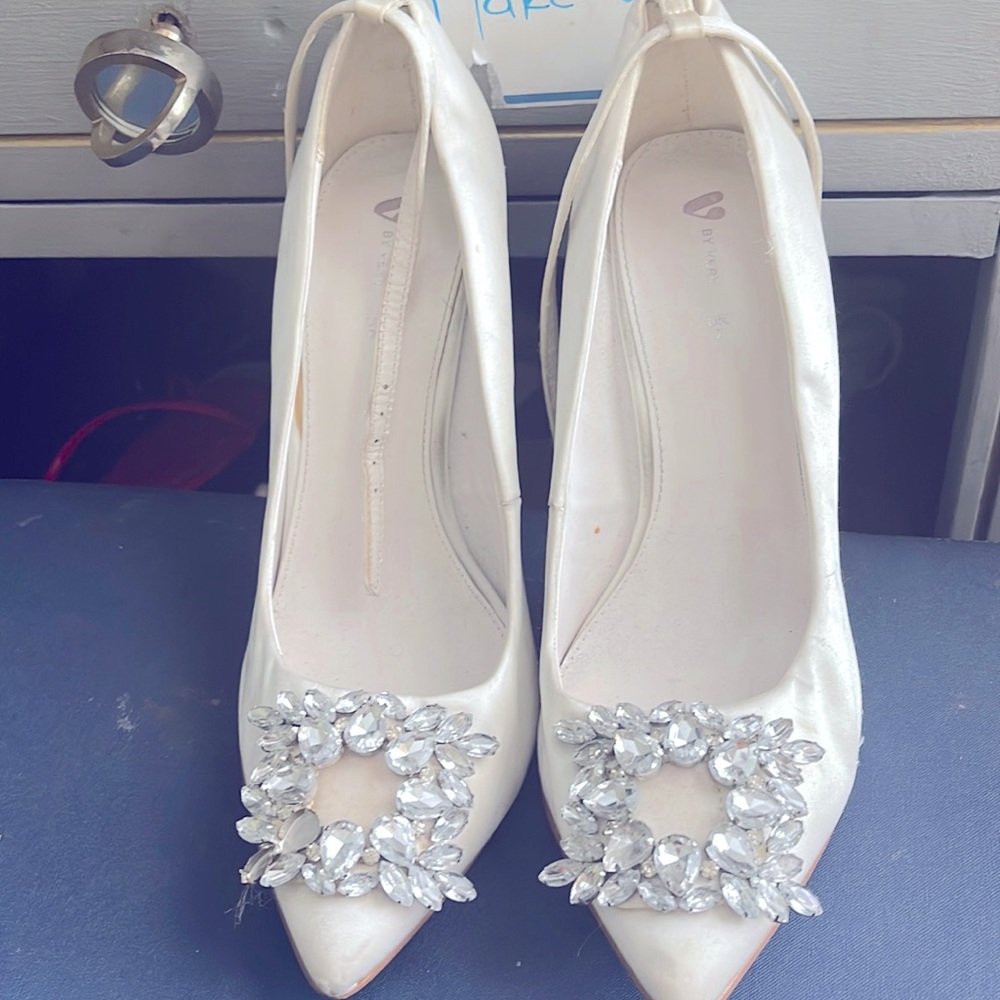 I’m selling a very J white heels for all events